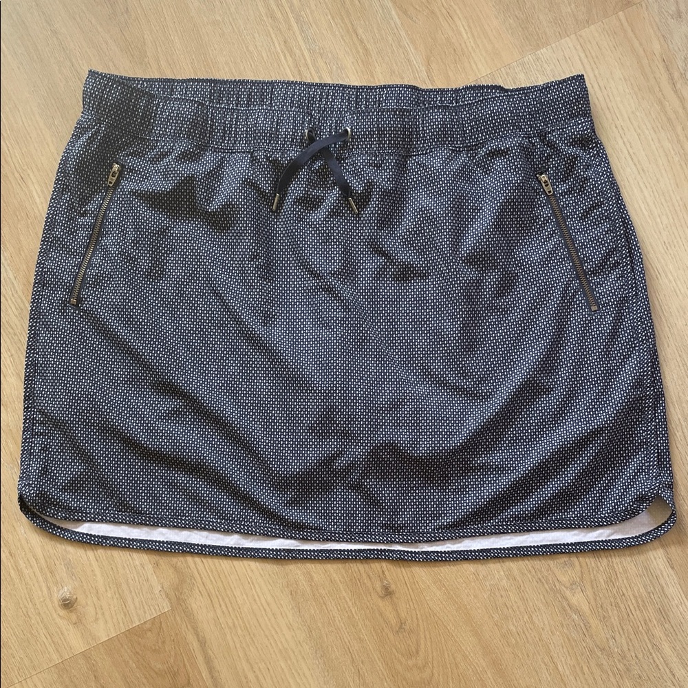 Athleta Navy and White Patterned Skirt w Pockets and Built in Shorts